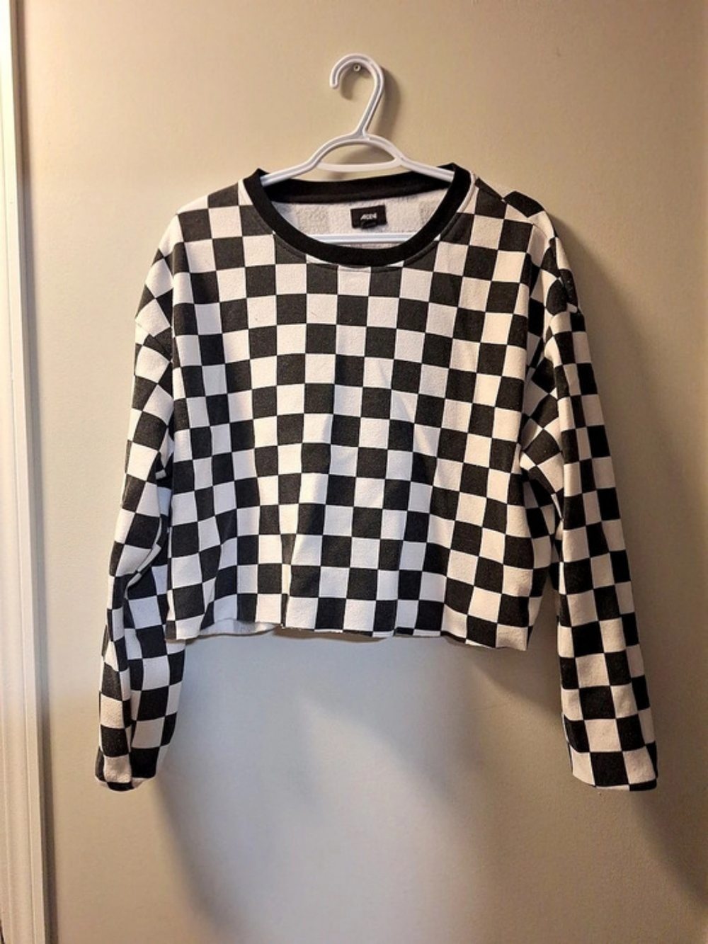 Women's Checkered Long Sleeve Crop Top in Black & White